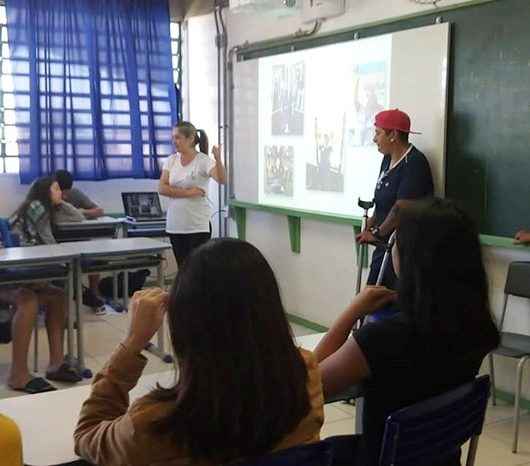 Atletas com deficiência levam lição de superação em escola estadual de Caraguatatuba