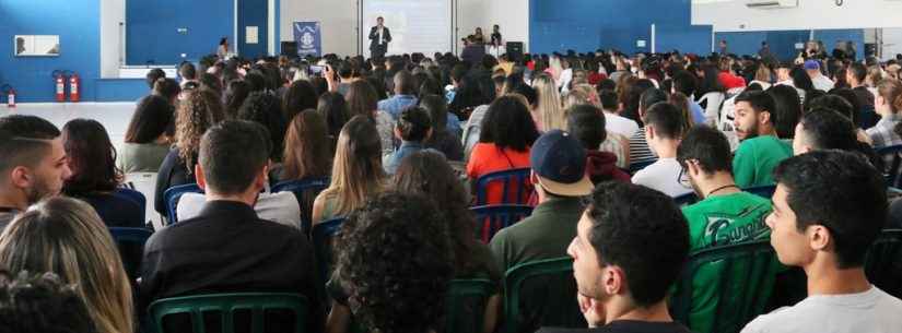 Palestra reúne mais de 500 estagiários no mês do servidor