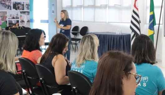 Educação inclusiva discute aspectos da pedagogia surda, estratégias e boas práticas