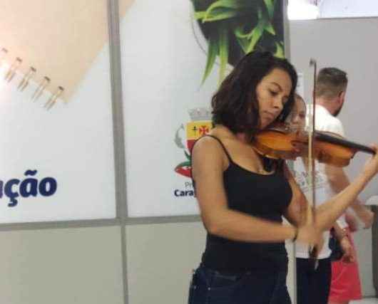 Servidores de Caraguatatuba recebem violinista no mês do servidor
