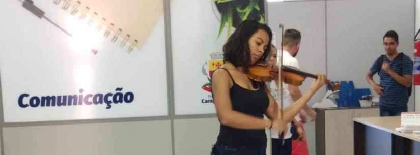 Servidores de Caraguatatuba recebem violinista no mês do servidor