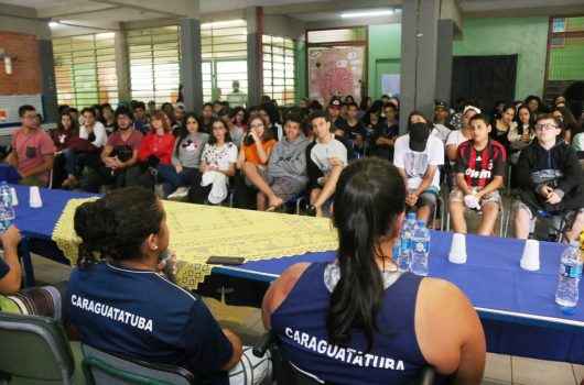 Paratletas de Caraguatatuba emocionam alunos de escola estadual com histórias de superação Paratletas de Caraguatatuba emocionam alunos de escola estadual com histórias de superação