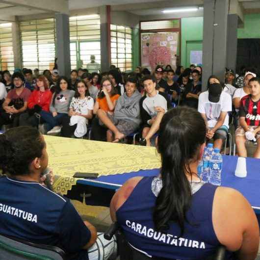 Paratletas de Caraguatatuba emocionam alunos de escola estadual com histórias de superação