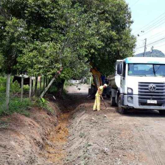 Limpeza de vala e nivelamento com bica corrida são realizados no Pegorelly