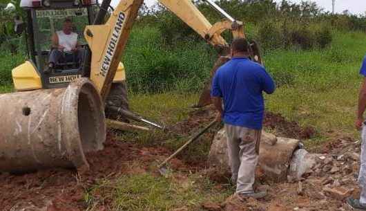 Prefeitura de Caraguatatuba implanta tubulação de drenagem no Capricórnio 2