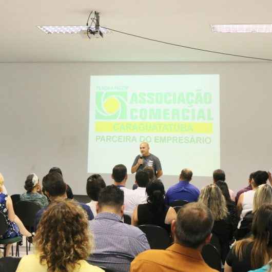 Prefeitura de Caraguatatuba demonstra benefícios do Cadastur e do 156 no 3º Café Empresarial da Associação Comercial