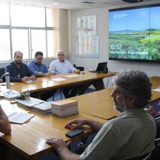 Caraguatatuba recepciona treinamento do Estado para monitorar mancha de óleo que atinge litoral brasileiro
