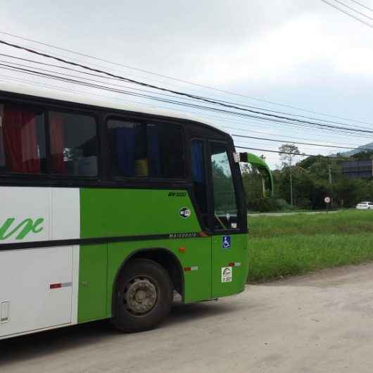 Fiscalização da Prefeitura flagra ônibus, van e banana boat irregulares em Caraguatatuba