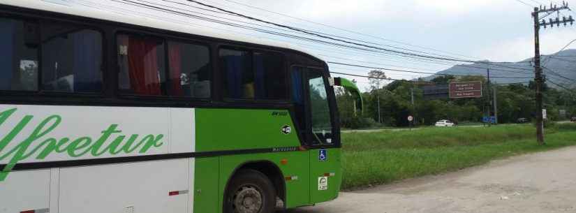 Fiscalização da Prefeitura flagra ônibus, van e banana boat irregulares em Caraguatatuba