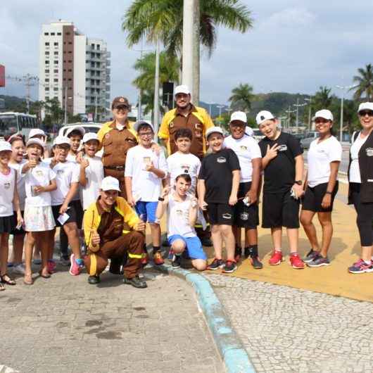 Alunos participam de blitz e formatura pelo Programa Trânsito Legal em Caraguatatuba