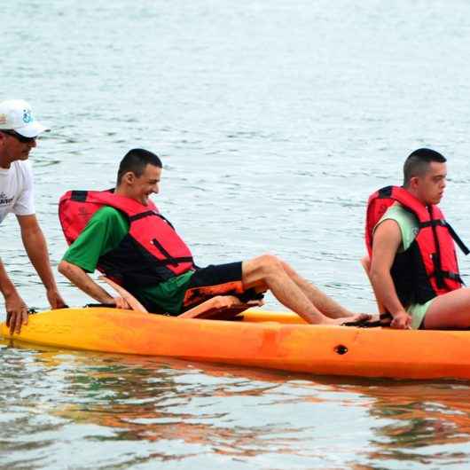 Pessoas com deficiência de São José dos Campos visitam Programa Praia Acessível de Caraguatatuba