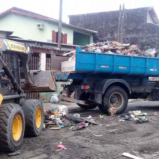 Ação conjunta retira 8 toneladas de lixo em residência do Perequê-Mirim