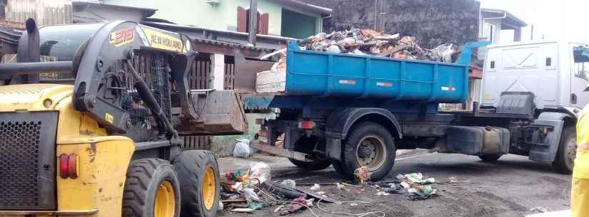 Ação conjunta retira 8 toneladas de lixo em residência do Perequê-Mirim