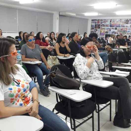 Caraguatatuba recebeu minicursos sobre deficiência física e visual para 300 profissionais