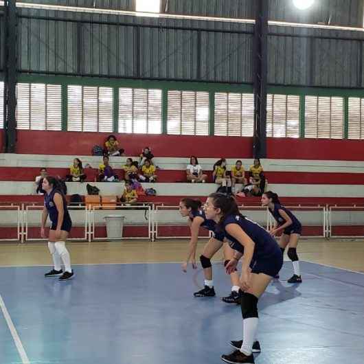 Equipe feminina conquista segundo lugar em competição de voleibol