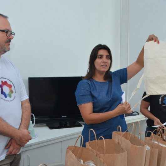 Fundo Social de Caraguatatuba oferece bolsas artesanais para abrigar coletores de urina