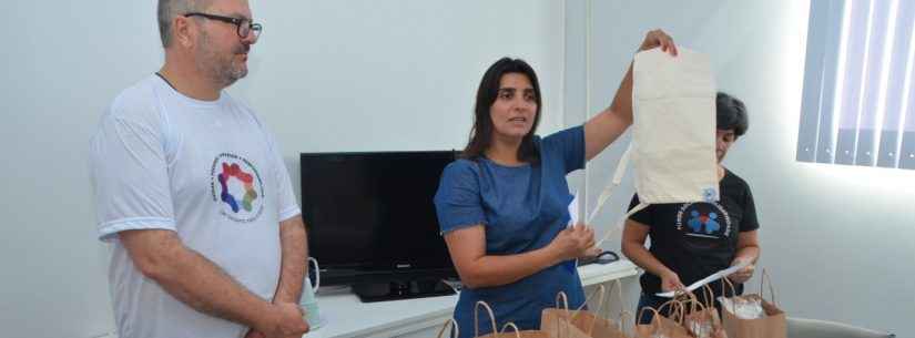 Fundo Social de Caraguatatuba oferece bolsas artesanais para abrigar coletores de urina