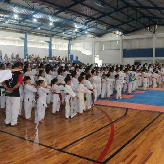 Campeonato Municipal de Karatê reúne cerca de mil pessoas no Cemug e arrecada 200 kg de alimentos para doação