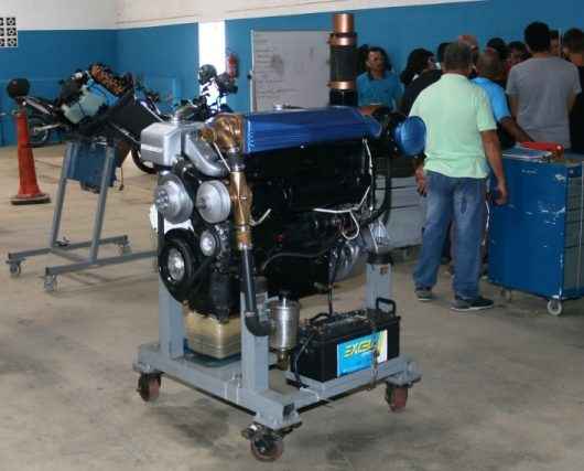 Caraguatatuba capacita alunos para auxiliar de motor portátil de popa
