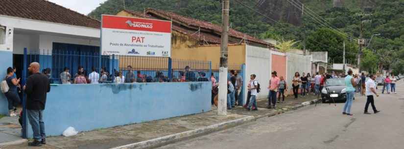 Mais de 500 pessoas comparecem ao PAT para concorrer a vagas em redes de farmácias e supermercados