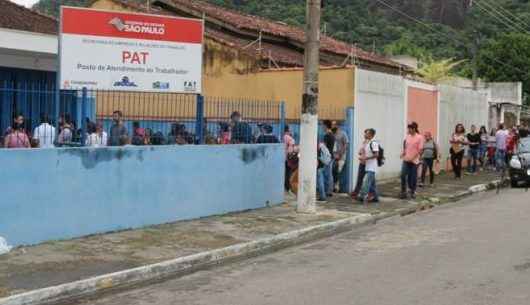 Mais de 500 pessoas comparecem ao PAT para concorrer a vagas em redes de farmácias e supermercados