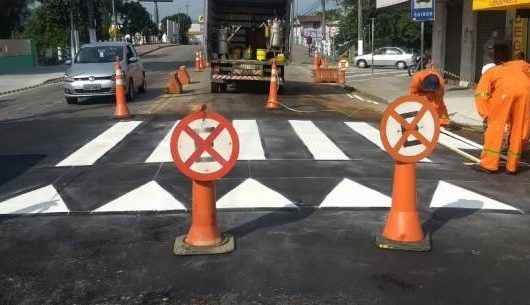 Prefeitura implanta mais de 190 postes e placas de sinalização em Caraguatatuba