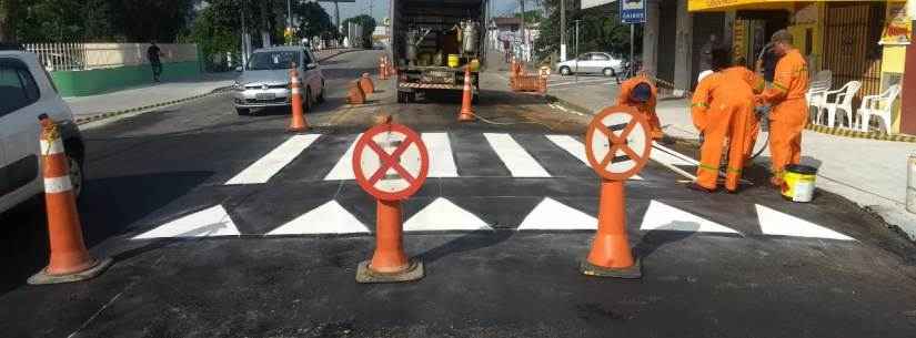 Prefeitura implanta mais de 190 postes e placas de sinalização em Caraguatatuba