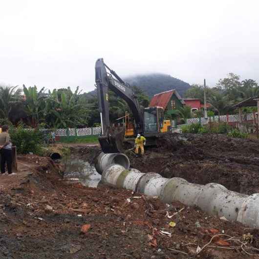 Prefeitura instala tubos de drenagem para prevenir enchentes no Loteamento Vila Ricardo