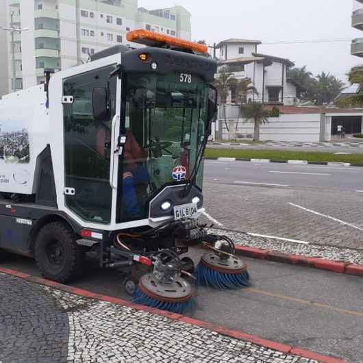 Prefeitura reforça serviços de limpeza e roçada em bairros de Caraguatatuba