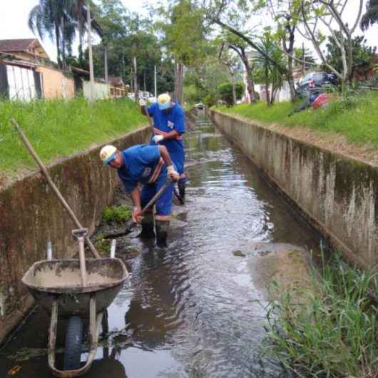 Sumaré recebe serviços de limpeza de valas