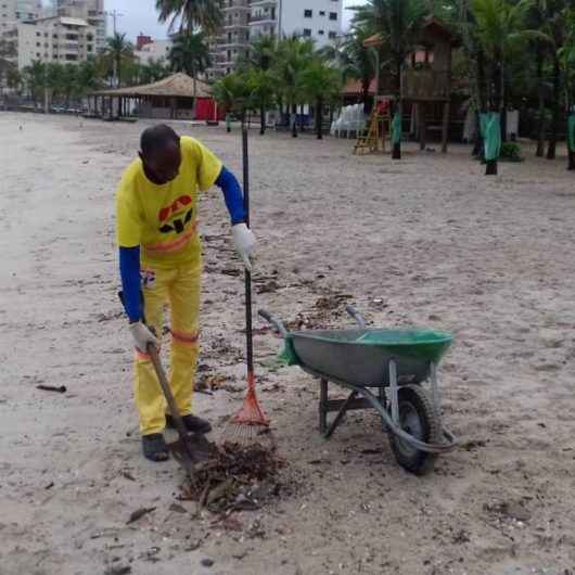 Trabalho de limpeza em praias e trilhas é intensificado em Caraguatatuba