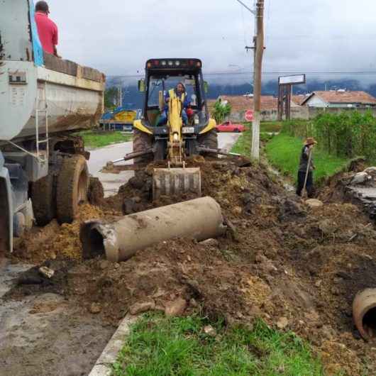 Ciclovia e serviços de prevenção de enchentes são executados na Estrada do Rio Claro