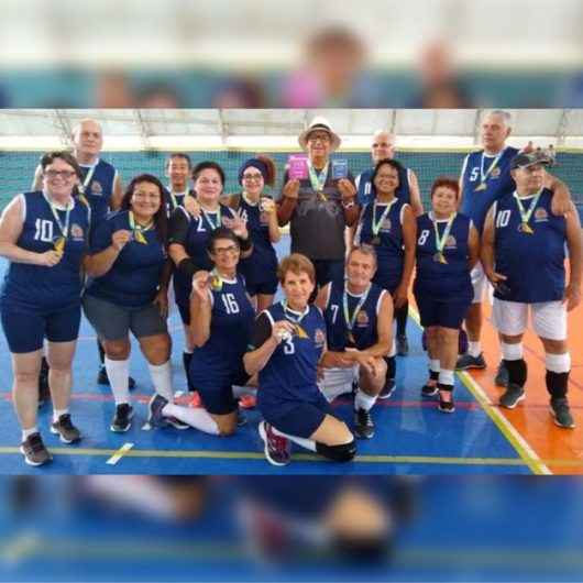 Equipe da terceira idade de Caraguatatuba é campeã do Festival de Vôlei Adaptado disputado em Ilhabela