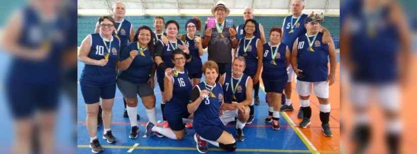 Equipe da terceira idade de Caraguatatuba é campeã do Festival de Vôlei Adaptado disputado em Ilhabela