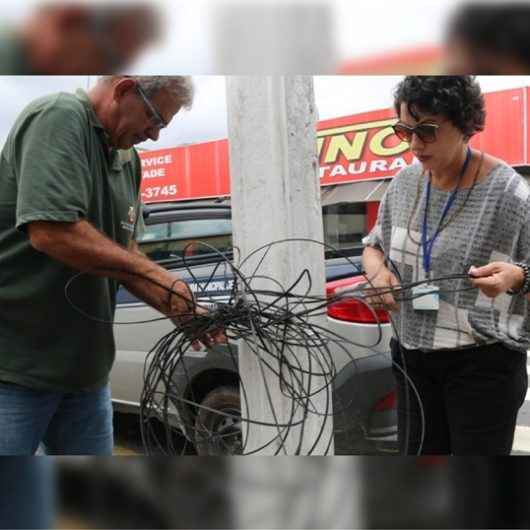 Prefeitura intensifica fiscalização e autuação de concessionárias que deixam fios soltos em vias