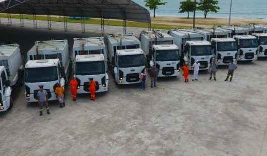 Caraguatatuba recebe 10 caminhões de coleta de lixo para reforço na temporada