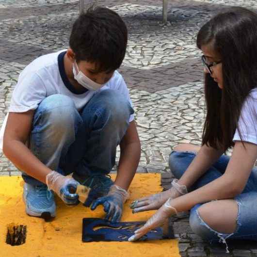 Praça Diógenes Ribeiro de Lima recebe ação do projeto ‘Arte em Bueiros’