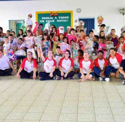 Natal do Amor: voluntários promovem festa para crianças e adolescentes de projeto social de Caraguatatuba