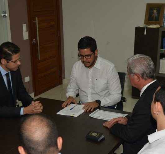 Prefeito de Caraguatatuba assina decreto para regulamentação da Academia Caraguatatubense de Letras