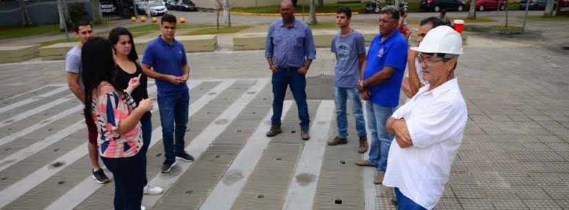 Equipes da Prefeitura de Caraguatatuba realizam vistoria no chafariz da Prainha, no bairro Martim de Sá