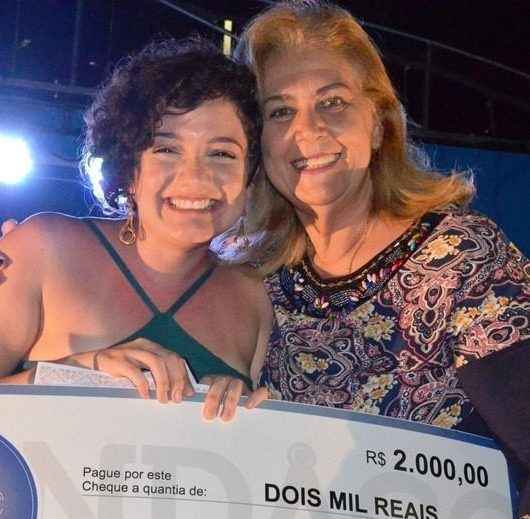 Luana Mascari é vencedora do Festival da Canção de Caraguatatuba 2019