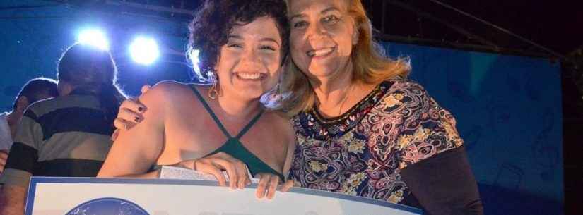 Luana Mascari é vencedora do Festival da Canção de Caraguatatuba 2019
