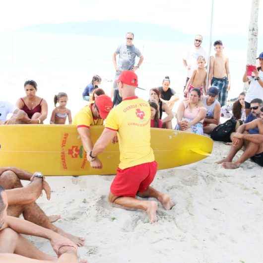 Projeto Salva Surf reuni surfistas e banhistas para treinamento