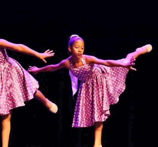 Estrelas que dançam: atletas brilham em festival de ginástica rítmica de Caraguatatuba