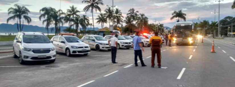 Ação conjunta entre Prefeitura, Artesp, EMTU e PM tira ônibus irregulares de turismo de circulação em Caraguatatuba