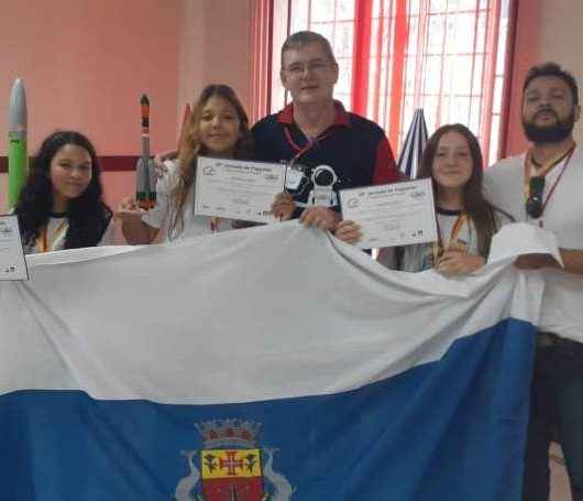 Alunas da rede municipal de Caraguatatuba conquistam medalha de ouro em competição nacional de lançamento de foguetes