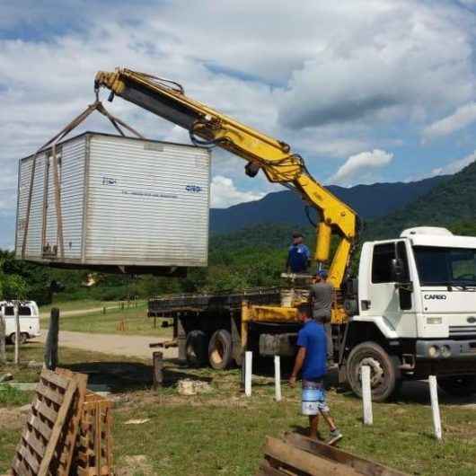 Prefeitura de Caraguatatuba retira contêiner deixado de forma irregular na Praia da Mococa