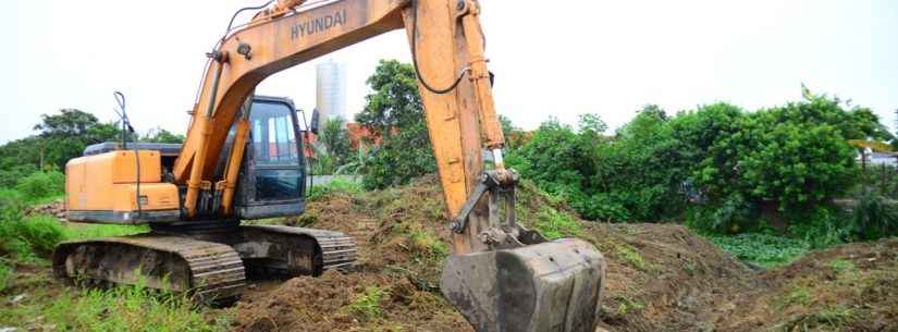 Prefeitura realiza desassoreamento e limpeza do canal da Alta Tensão, no Perequê-Mirim