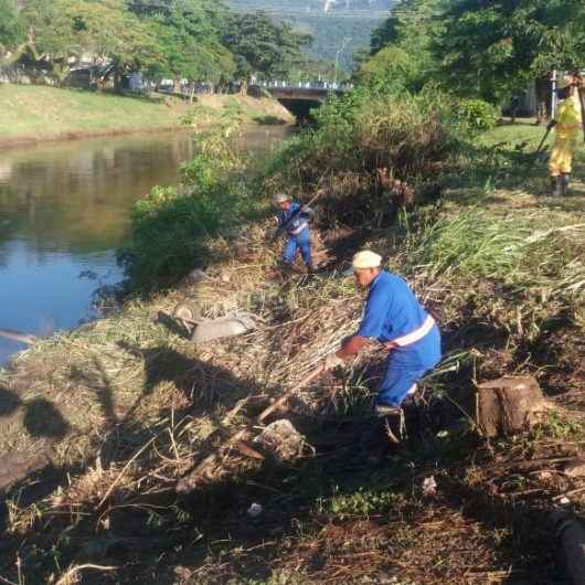 Prefeitura realiza serviços de limpeza em dez bairros, praias e praças da cidade