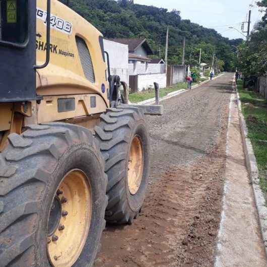 Parceria entre Prefeitura e Associação de Moradores realiza nivelamento mecânico no Recanto Verde Mar